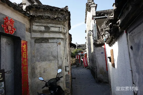 高清摄影 狭窄的巷子两旁排列着古老的建筑。