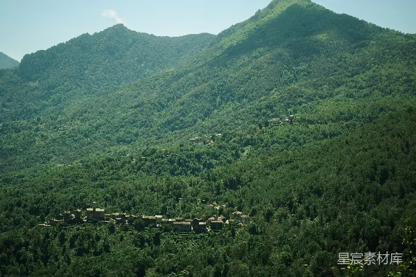 高清摄影 晴朗的天空下，群山郁郁葱葱。