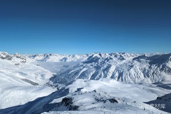 高清摄影 从滑雪坡上看到的雪山景色