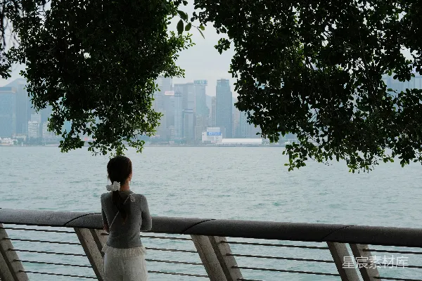 高清摄影 一位女士正在给一片水域拍照。