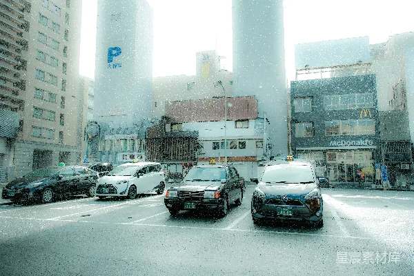 高清摄影 一条繁华的城市街道，两旁是高楼大厦，车流不息。