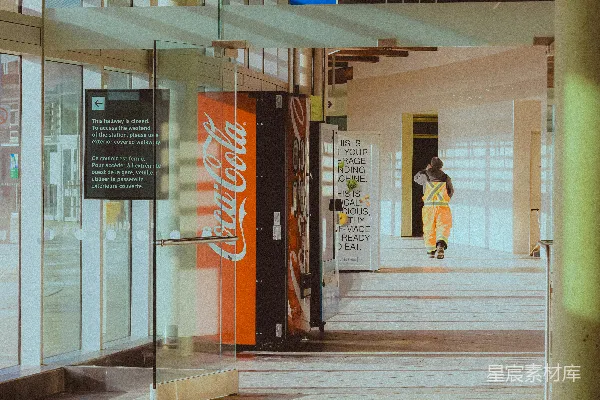 高清摄影 一个人在建筑物的走廊里行走。