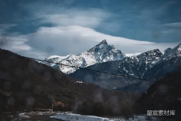 高清摄影 从围栏上看到的雪山景观