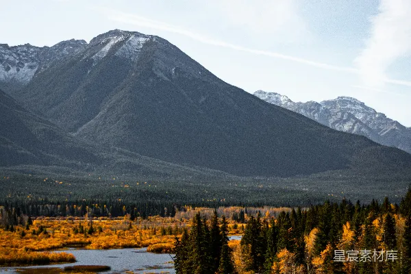 高清摄影 湖泊周围环绕着群山的风景如画的景色