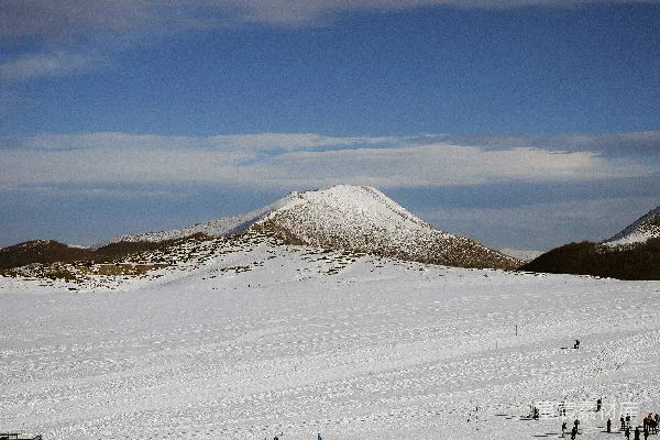高清摄影 一群人正在穿过一片被雪覆盖的田野。