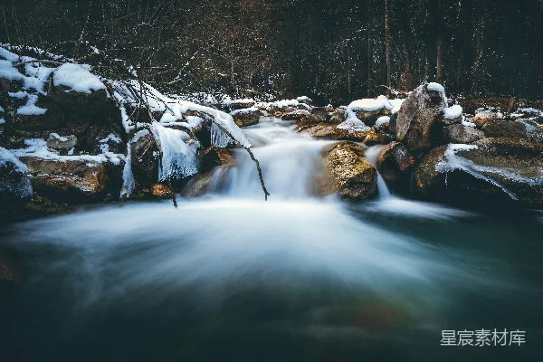 高清摄影 一条小溪流经满是积雪的森林