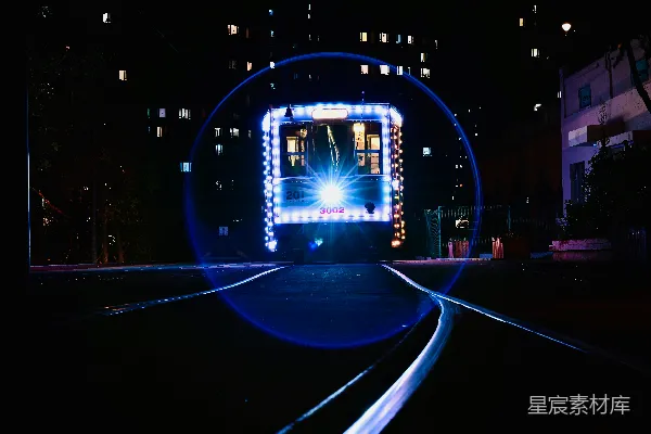 高清摄影 一辆夜间穿越隧道的火车