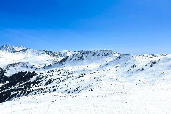 高清摄影 在明亮的蓝天下的雪山景色。