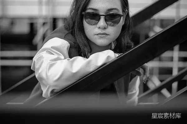 高清摄影 一个女人坐在楼梯上。