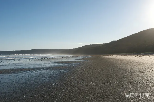 高清摄影 一个宁静的海滩场景，天空明亮。