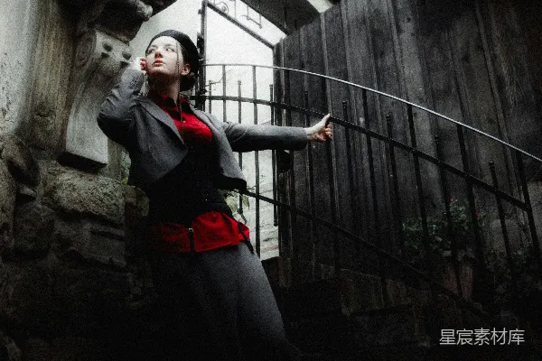 高清摄影 一个女人站在一阶台阶上。