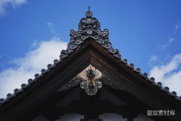 高清摄影 一座带有钟表的建筑物