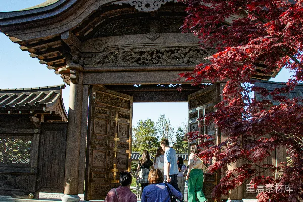 高清摄影 人们向一座传统木制寺庙的入口走去。