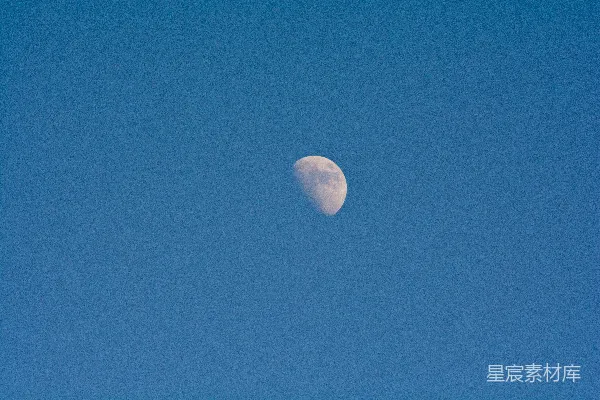 高清摄影 一轮弯月在夜空中明亮地照耀着。