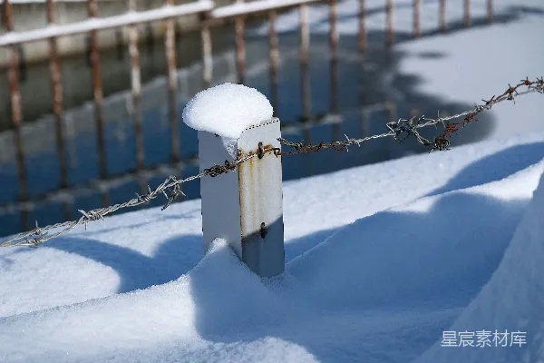 高清摄影 铁链围栏上覆盖着积雪