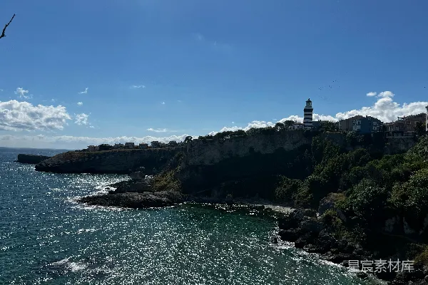 高清摄影 蓝色天空下的海滨景色，建筑物在其中。