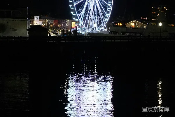 高清摄影 旋转的摩天轮在水面上反射出光芒。