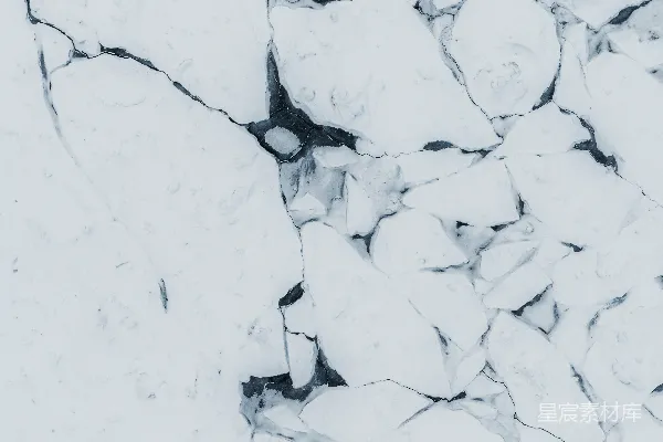 高清摄影 一片覆盖着雪的地面上