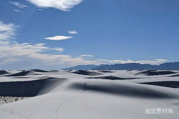 高清摄影 灿烂的阳光洒在一片广阔的沙丘之上。