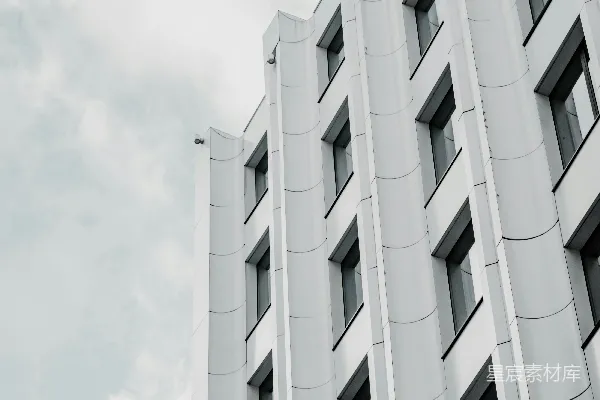 高清摄影 白天，白云下的白色混凝土建筑