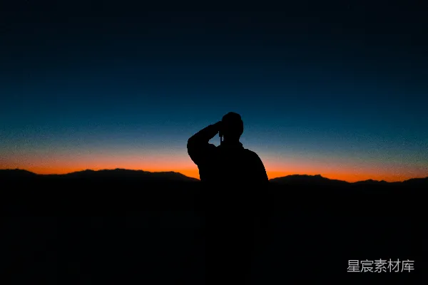 高清摄影 夕阳下站在山坡上的人影
