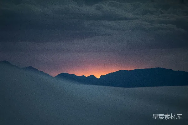 高清摄影 夕阳正笼罩在远处的群山之上。