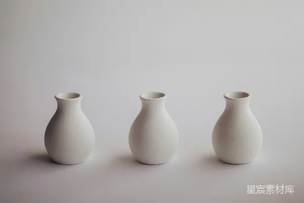 高清摄影 三只白瓷花瓶排成一排。