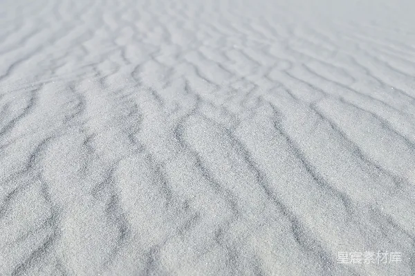 高清摄影 大量的积雪覆盖了地面。