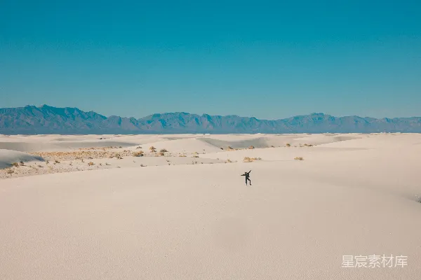 高清摄影 白天走在白沙滩上的人