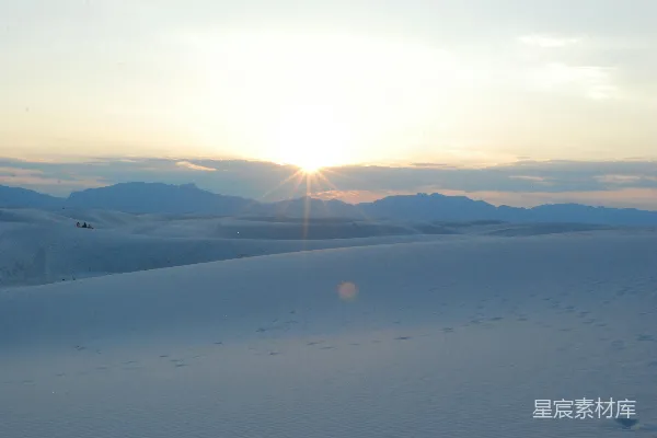 高清摄影 夕阳在山峦上落下