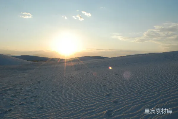 高清摄影 夕阳西下，山峦映照。