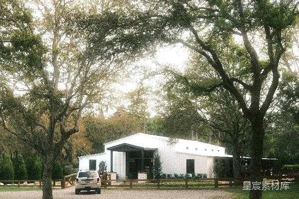 高清摄影 一座白色建筑前停有一辆汽车。