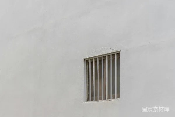 高清摄影 一堵带窗户和栏杆的白墙