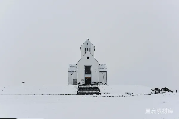 高清摄影 一座教堂矗立在雪地中央