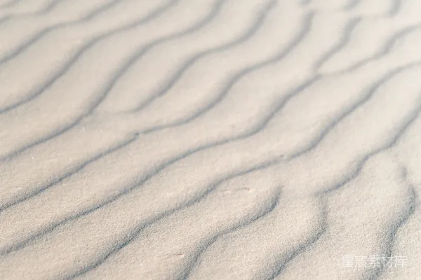 高清摄影 积雪覆盖的田野上有一些雪线。