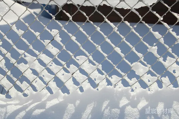高清摄影 黑色金属栅栏在积雪覆盖的地面上