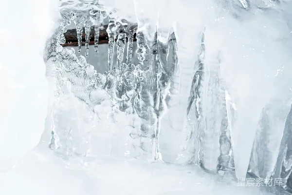 高清摄影 一个人在雪覆盖的斜坡上滑雪。