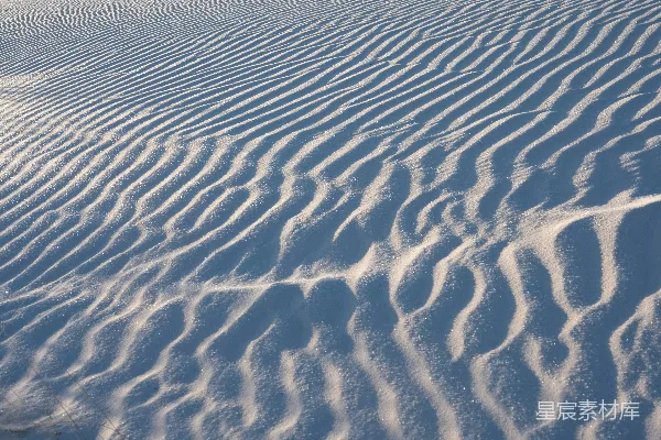 高清摄影 一片覆盖着雪的大片地面，背景是天空。