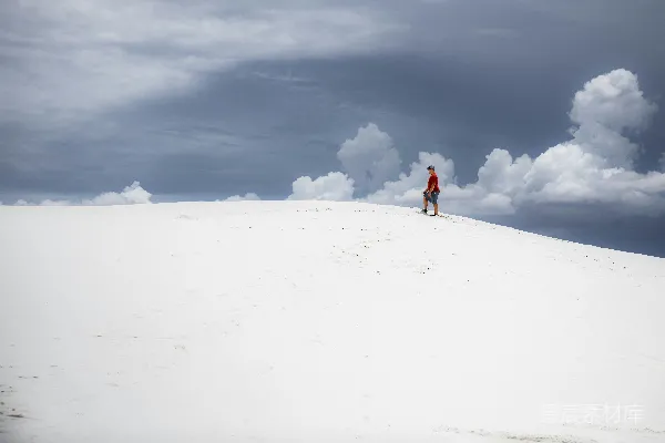 高清摄影 一个人在雪地上行走