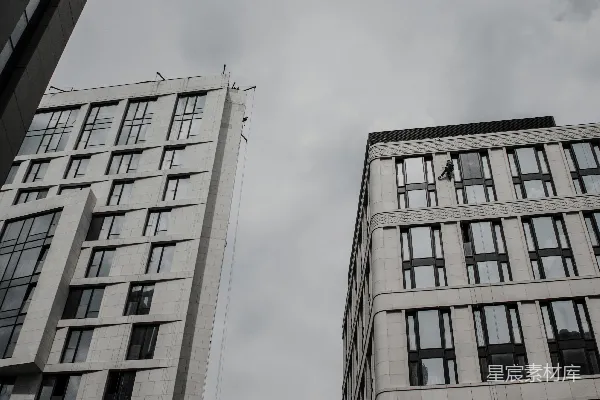 高清摄影 白天，棕色混凝土建筑在白云下。