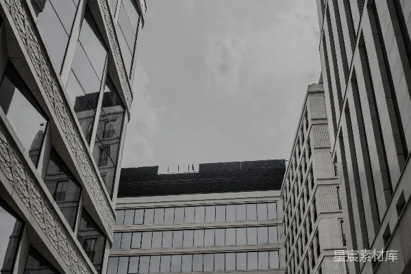 高清摄影 白天的白云下的棕色混凝土建筑