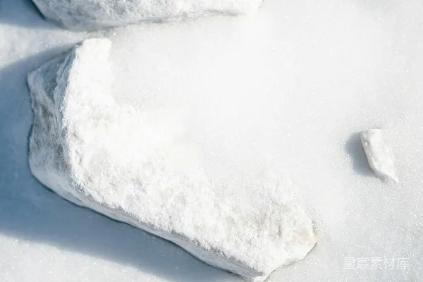 高清摄影 雪覆盖的地面，有岩石和积雪。