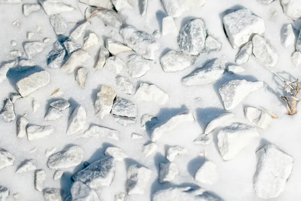 高清摄影 一张雪覆盖地面的特写照片，上面有岩石。