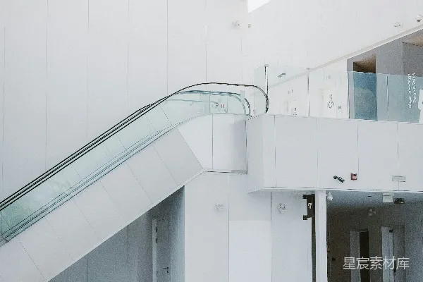 高清摄影 一个空旷且现代化的建筑内部。