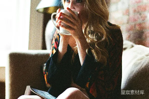 高清摄影 穿黑色和红色花卉连衣裙的女人正在读书