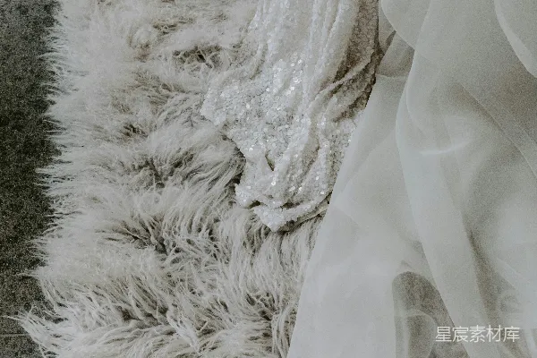 高清摄影 白色花卉婚礼礼服，灰色布料
