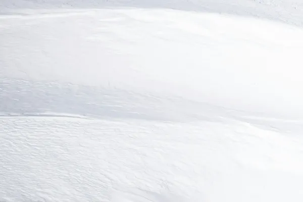 高清摄影 一个男人在雪覆盖的斜坡上滑雪板滑行。