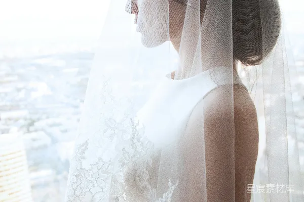高清摄影 女人看着窗外