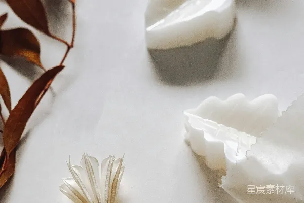 高清摄影 一朵白色花朵坐在一张白色桌子上