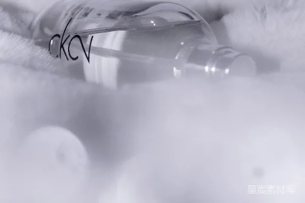 高清摄影 白色织物上的透明玻璃瓶